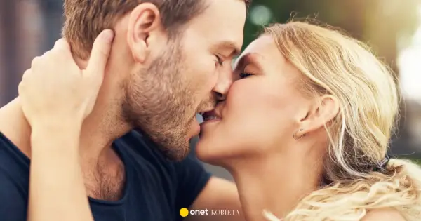 Intymny pocałunek z języczkiem. Para zbliża się do siebie, ich usta się stykają.