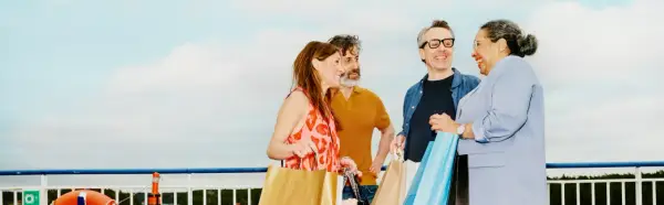 Uśmiechnięci pasażerowie, być może na stena line wycieczki dla seniorów, z zakupami w rękach, cieszą się rejsem.