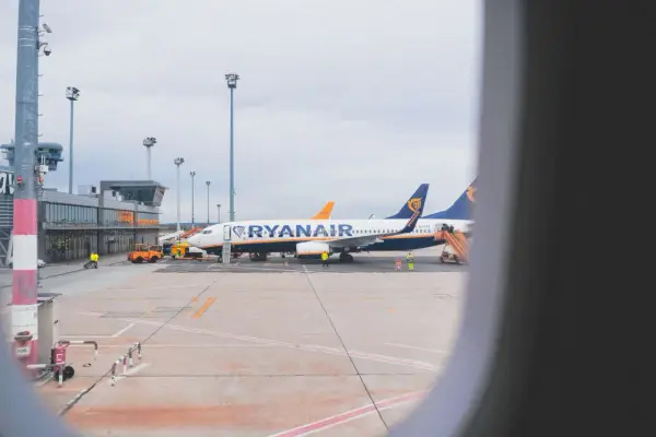 Czy Ryanair pozwala przewozić alkohol w bagażu rejestrowanym? Zasady i ograniczenia