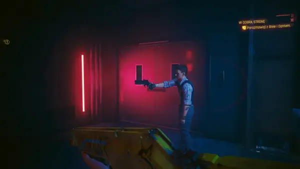 W dobra strone cyberpunk. Mężczyzna z pistoletem stoi przed drzwiami, a gracz celuje z żółtej broni.