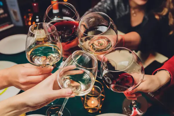 Tabletki antykoncepcyjne a alkohol - kiedy naprawdę jest ryzyko?