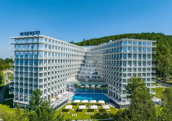 Nowe opinie o Crystal Mountain: nowoczesny hotel z basenem i widokiem na góry.