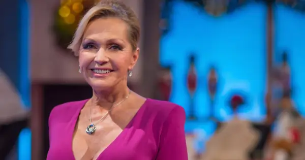 Uśmiechnięta Helena Vondráčková w fuksjowej sukni z naszyjnikiem.