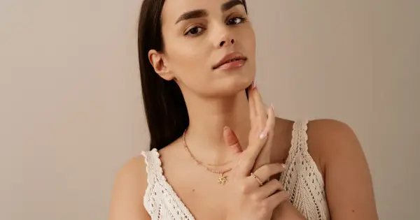 Choker na szyję - jak nosić? Poradnik stylowy i praktyczny