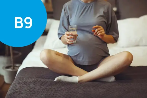 Ciężarna kobieta bierze suplement B9. Kwas foliowy na co jest ważny dla rozwoju płodu.