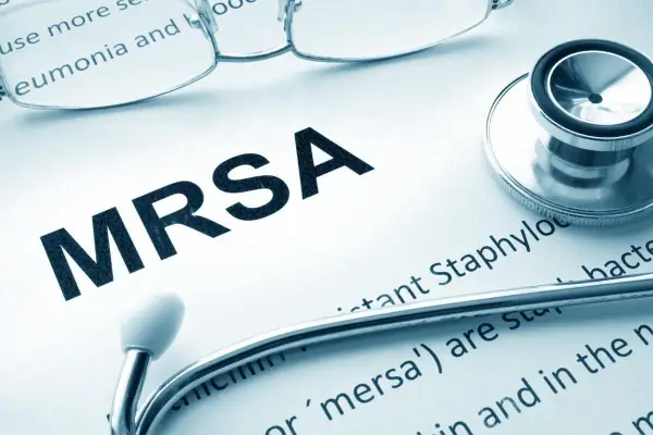 Documento con la scritta MRSA, stetoscopio e occhiali. Il batterio MRSA è una preoccupazione medica.