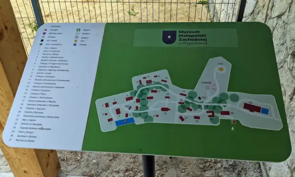 Mapa skansenu w Wygiełzowie z zaznaczonymi budynkami i ścieżkami. Znajdź tu m.in. chałupy, spichlerze i dwór.