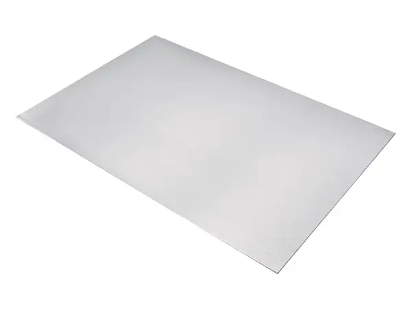 Feuille d'alu brossé, prête pour le nettoyage et la rénovation. Sa surface texturée attend d'être ravivée.