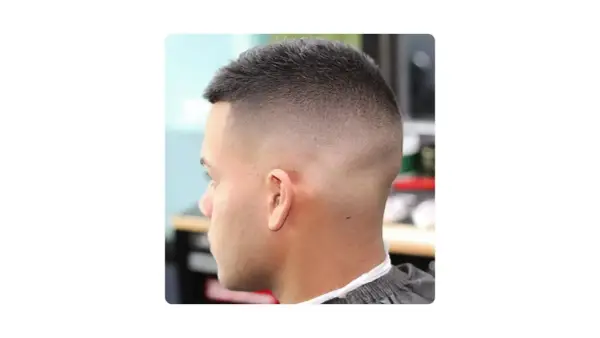 Corte de pelo degradado con efecto **ombre**, de corto a largo, en un hombre.