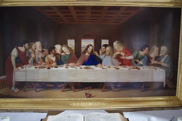 Das Abendmahl Bild Original: Jesus und seine Jünger sitzen an einer langen Tafel. Die Szene ist dramatisch und emotional.
