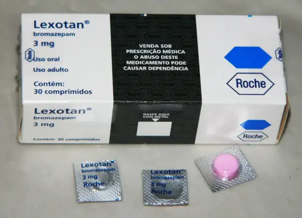 Opakowanie i blistry leku Lexotan (bromazepam 3 mg) od Roche. Lek na receptę, może powodować uzależnienie.
