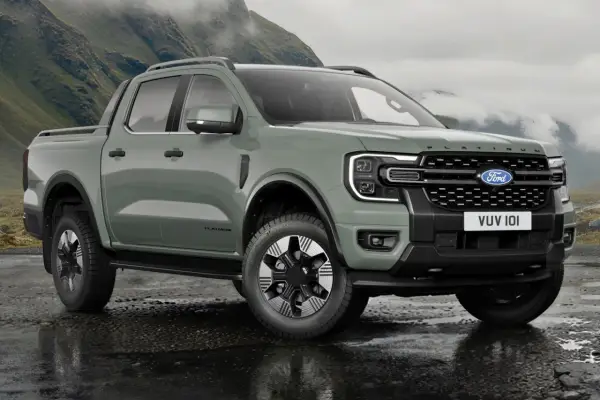Nowy Ford Ranger Platinum w zielonym kolorze, gotowy na przygodę w górach.