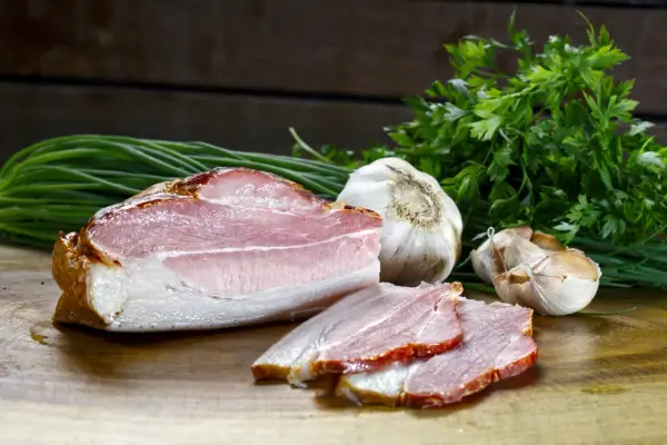 Wędzony boczek, czosnek i szczypiorek. Zastanawiasz się, ile parzyć boczki po wędzeniu?