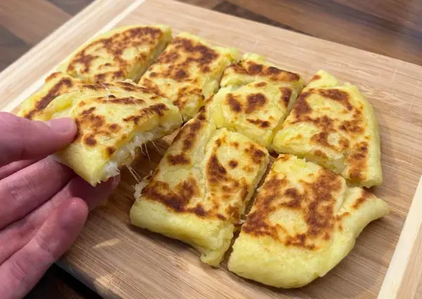 Herzhafte Kartoffel-Käse-Patties, perfekt für proteinreiche Rezepte vegetarisch. Außen goldbraun, innen cremig geschmolzen.