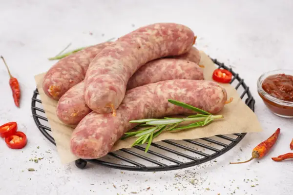 Biała kiełbasa - Ile gotować, by była soczysta i nie pękła?