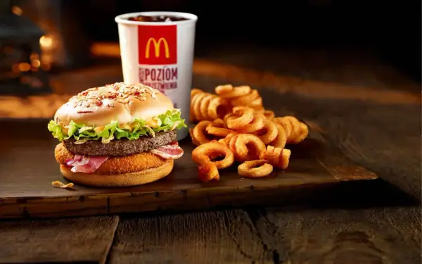 Mc Donalds kanapka drwala z chrupiącymi krążkami ziemniaczanymi i napojem.