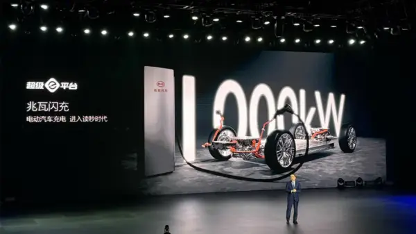 BYD batteri pris: En presentation av snabbladdning för elbilar, med en bild av ett elbilchassi och en laddstation.
