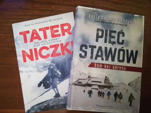 Dwie książki o górach: "Taterniczki" i "Pięć stawów". Na okładkach zimowe krajobrazy i ludzie w górach.