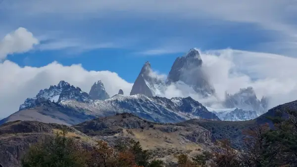 Majestatyczne argentyna góry, szczyty Fitz Roy i Cerro Torre wyłaniają się z chmur.