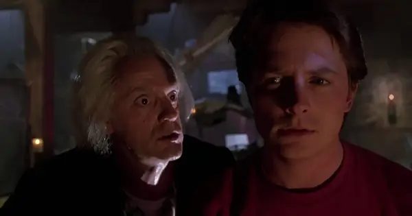 Marty i Doc Brown, jakby szykowali się do kolejnego powrotu do przyszłości 4. Ich miny sugerują, że coś się dzieje.