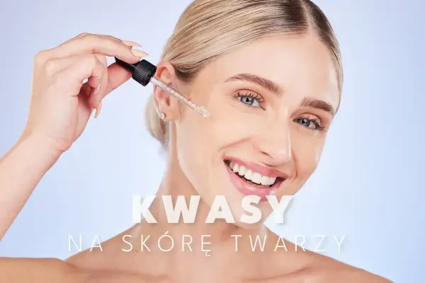 Uśmiechnięta kobieta aplikuje kroplę serum z pipetki na skórę twarzy. Kwasy na twarz dla pięknej cery.