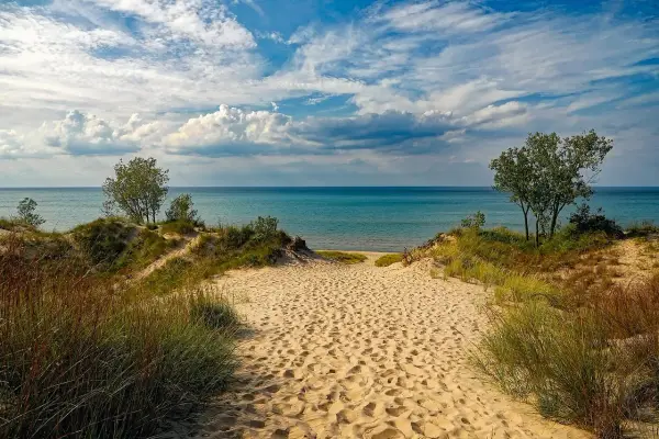 Plaże nad Jeziorem Rożnowskim: Gdzie najlepiej wypocząć? Poradnik