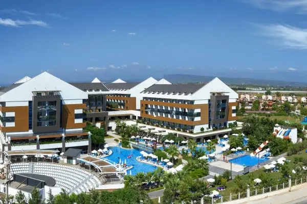Nowe budynki hotelowe z basenami i zjeżdżalniami. Wiele osób odpoczywa, co może świadczyć o pozytywnych terrace elite resort opinie.