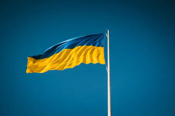 Ukraińska flaga powiewa na tle błękitnego nieba. Poznaj ciekawe ciekawostki o Ukrainie!