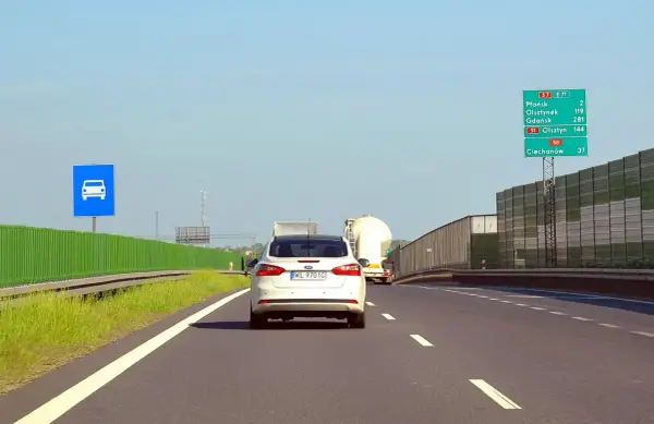 Jazda po polskich drogach. Samochód osobowy i ciężarówka na autostradzie S7 w kierunku Gdańska.