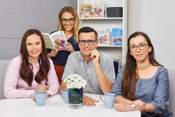 Grupa osób z książką "Niezbędnik rodzica wcześniaka".
