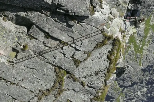 Trudna trasa Orla Perć. Metalowe drabinki i łańcuchy na skalnej ścianie. Ile osób zginęło na tej trasie?