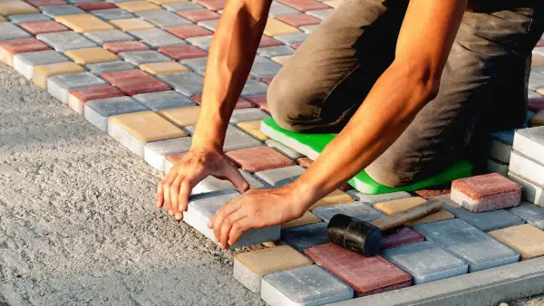 Układanie kostki na betonie: Praktyczny poradnik DIY krok po kroku