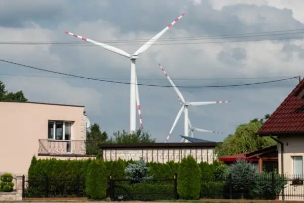 Dlaczego wiatraki mają 3 łopaty? Odkryj ich tajemnice i zalety