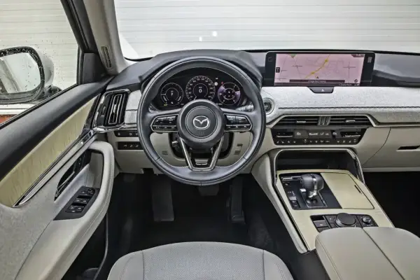 Wnętrze Mazdy CX-60 z nowoczesnym ekranem nawigacji i eleganckimi detalami. Sprawdź mazda cx 60 cena i wyposażenie.