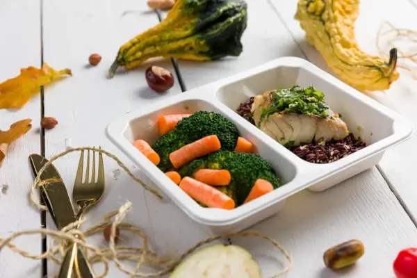 Pyszny posiłek z rybą i warzywami, idealny dla osób na diecie Hashimoto. Catering dopasowany do potrzeb.