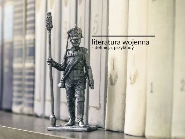 Figurka żołnierza na tle regału z książkami.