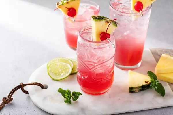 Drinki z ginem: Przepisy na G&T, Negroni i Pink Gin, które zrobisz w domu