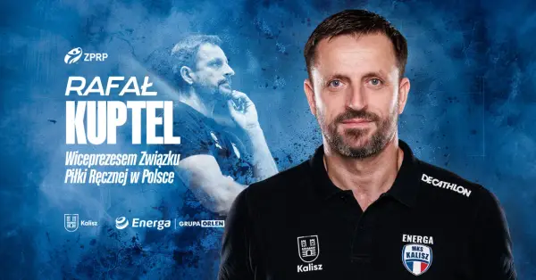 Rafał Kuptel, wiceprezes ZPRP, w czarnej koszulce z logo MKS Kalisz.