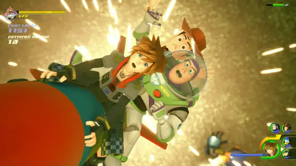 Sora, Buzz Astral i Woody w Kingdom Hearts 3 wpadają na siebie, walcząc z UFO.