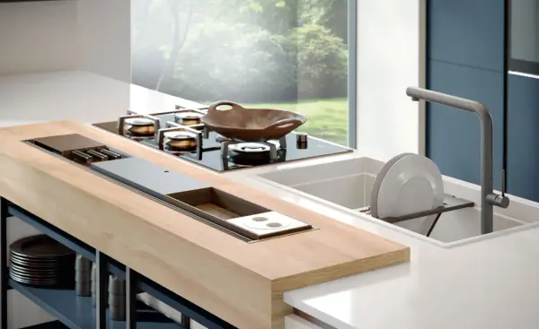 Un elegante montaggio top cucina con piano cottura a gas, lavello e un'isola in legno con vani contenitori.