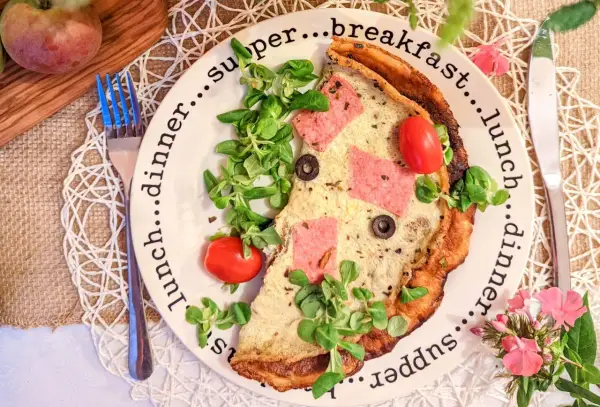 Jajecznica z szynką, oliwkami i pomidorkami na talerzu z napisem "breakfast...lunch...dinner...supper". Idealne co na śniadanie!