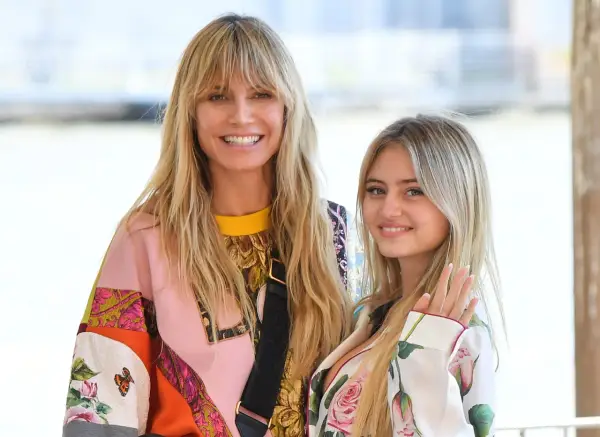 Heidi Klum z córką, Leni, uśmiechają się do aparatu. Widać, że mają świetne relacje, jak prawdziwe przyjaciółki.