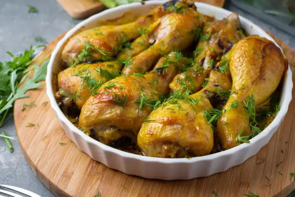 Un plat de poulet à l'estragon doré et savoureux, garni d'herbes fraîches.