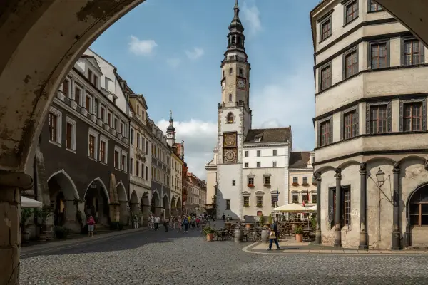 Rynek w Görlitz, z charakterystyczną wieżą ratuszową i zabytkowymi kamienicami, to główne atrakcje miasta.