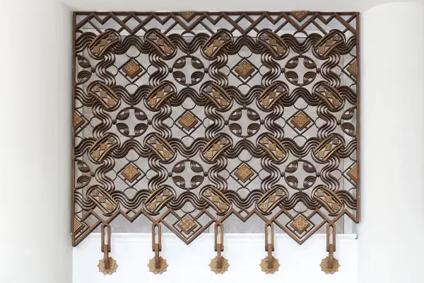 Grille décorative en métal aux motifs géométriques et ondulés, œuvre de Raymond Subes.