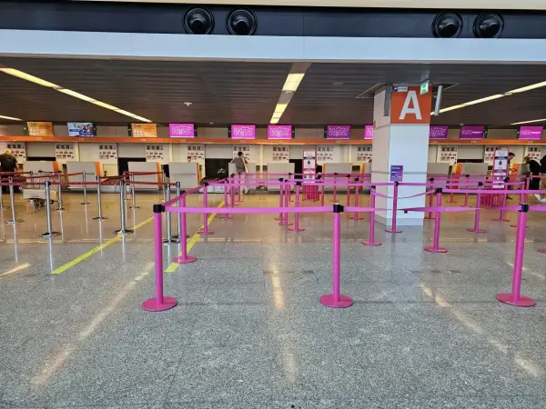 Puste stanowiska odprawy Wizzair. Czekamy na rozpoczęcie odprawy, by rozpocząć podróż.