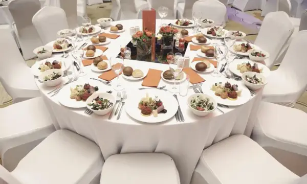 Ile kosztuje catering na komunie? Poznaj ceny i ukryte koszty