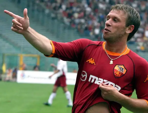 Antonio Cassano w koszulce Romy, z palcem wskazującym w górę, celebruje bramkę.