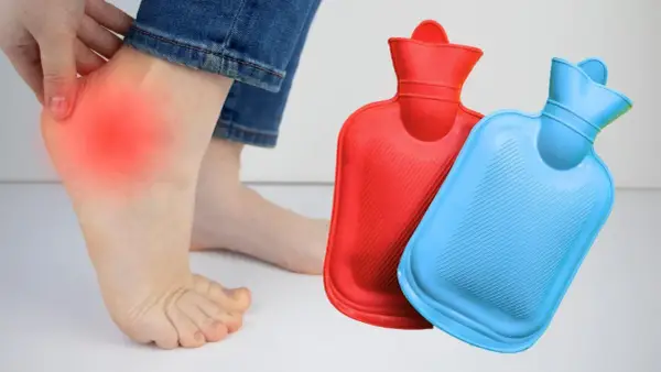 Schmerzende Ferse mit roter Markierung und Wärmflaschen. Was tun gegen Fersenschmerzen? Wärme kann helfen.