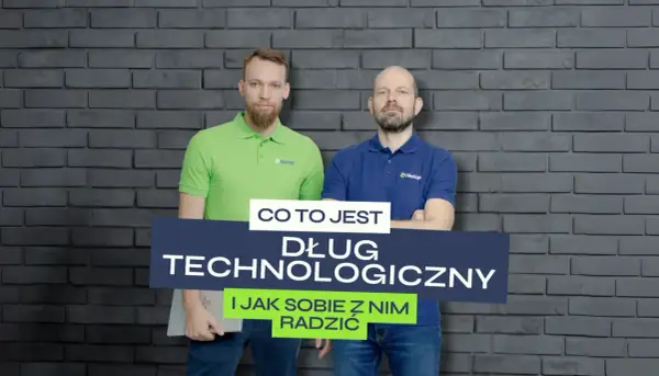Dwóch mężczyzn na tle ceglanej ściany. Jeden w zielonej koszulce, drugi w niebieskiej. Na środku napis: "Co to jest Dług technologiczny i jak sobie z nim radzić".